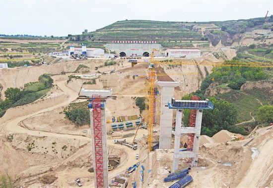 近日,银昆高速公路太阳山至彭阳段控制性工程—高寨塬隧道稳步推进.