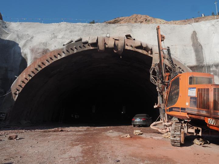 记者来到东阳市南市街道高潮村敖溪,看到施工人员正在西岘峰隧道内