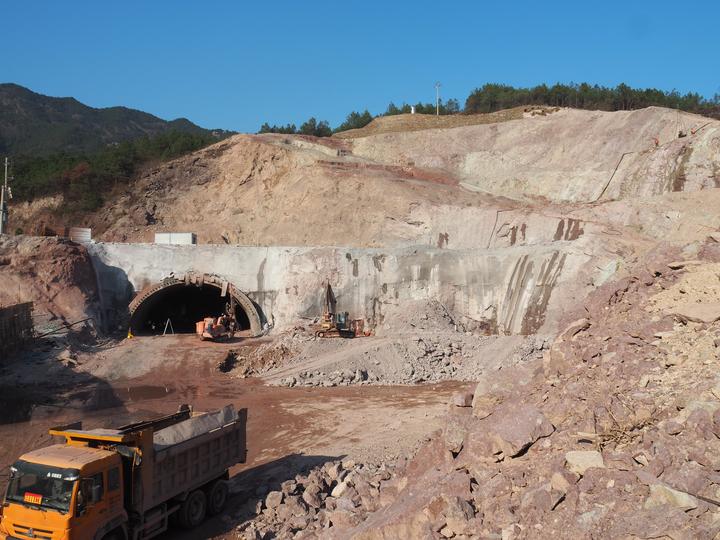 记者来到东阳市南市街道高潮村敖溪,看到施工人员正在西岘峰隧道内