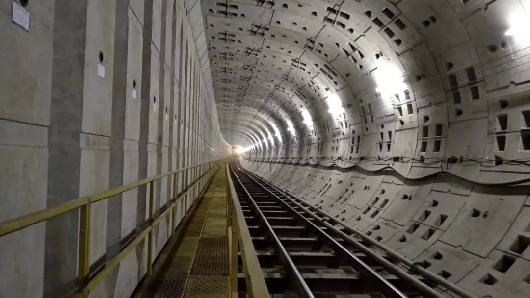 相比传统双圆盾构,"阳明"类矩形盾构机更适合精准开挖地下空间,提高