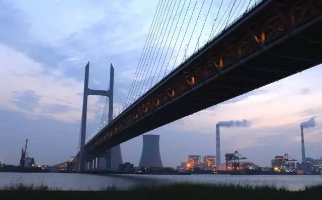 是一座公轨两用的一体化双层特大桥,位于上海市黄浦江上游闵行-奉贤段