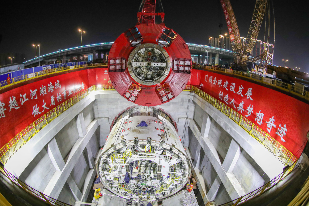 汕汕铁路汕头湾海底隧道建设顺利推进 "永平号"盾构机刀盘吊装下井