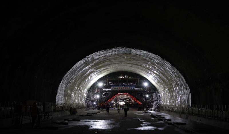 华南快速路新建石门堂山隧道工程贯通
