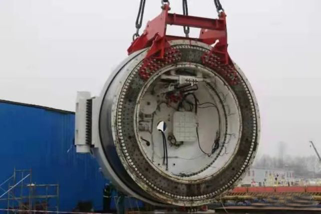 芜湖城南过江隧道第二台盾构机皖江复兴号主驱动成功下井完成拼装工作