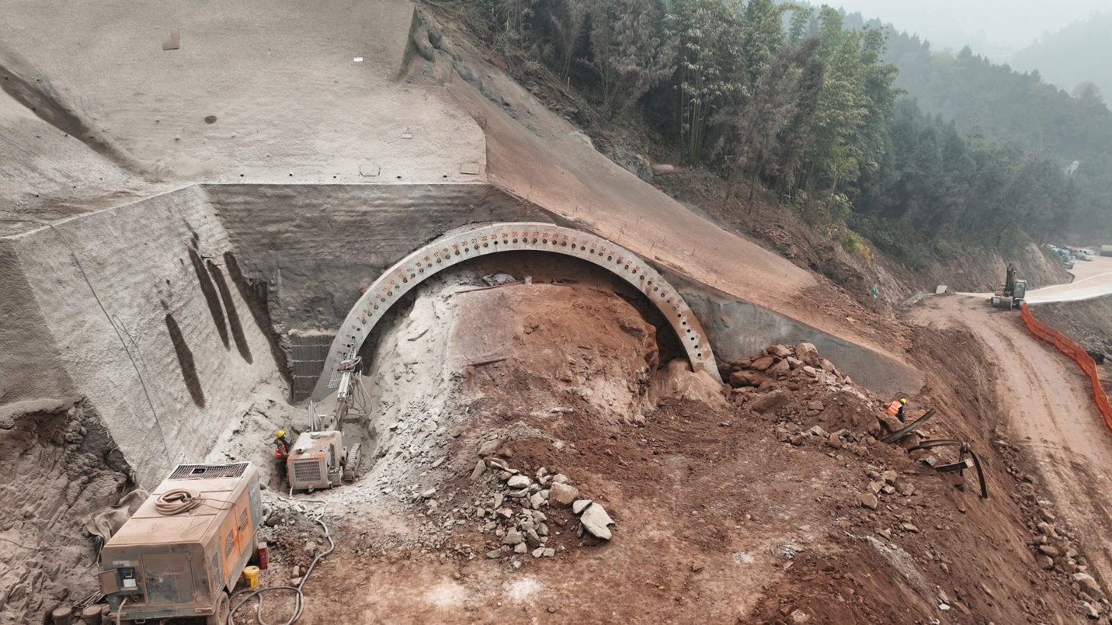 鸟瞰隧道作业区1月18日,新渝万高铁站前3标薄荷田隧道导向墙和超前