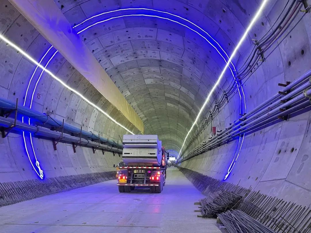 银都路越江隧道通过浦星公路跨芦恒路高架与南北高架衔接,是连通浦东