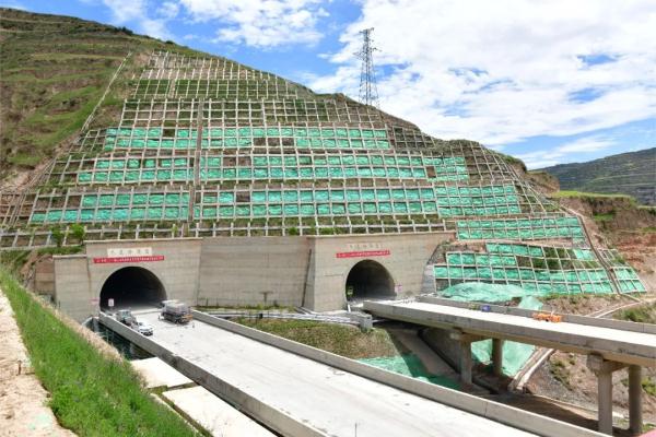 甘肃最长公路隧道——兰海高速木寨岭特长隧道贯通-资讯-隧道网