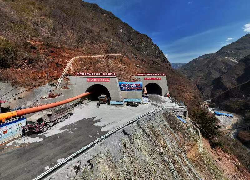 老营盘隧道是环绕老营盘山呈盘旋上升的隧道群,是全线的控制性工程