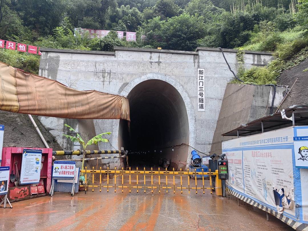 隆黄铁路隆叙段改扩项目全线首个长大隧道贯通