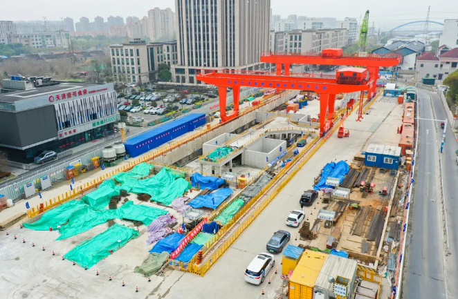 上海轨道交通18号线二期呼兰路站大康路站盾构机顺利始发