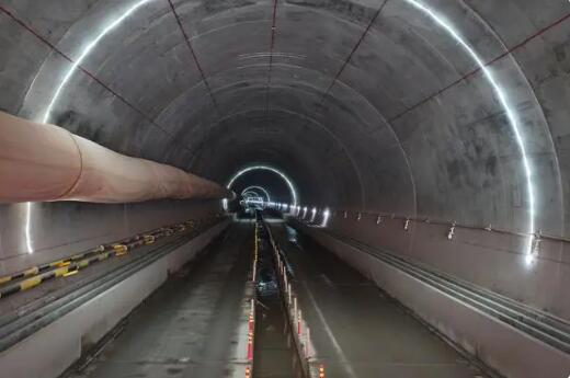 渝万高铁首座千米以上隧道贯通